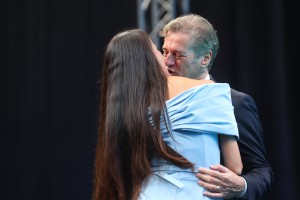 Robert Golob poljubil Tino in sprejel nov mandat na čelu Svobode (FOTO)