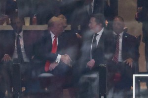 Trump in Musk sta si segla v roke na pogrebni slovesnosti