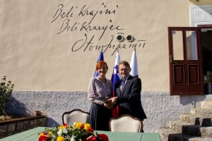 Podpisali pogodbo o obnovi Spominske hiše Otona Župančiča v Vinici