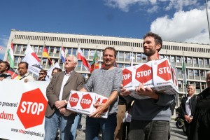 Kako bi grožnja referenduma Slovenijo lahko spravila na rob bankrota