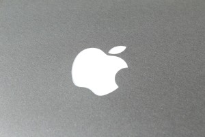 Apple skuša s Trumpovo pomočjo spodkopati regulacije EU