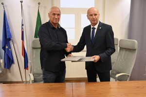 Podpisana pogodba za gradbena in obrtniška dela za ureditev Bohorske koče