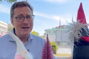 Pravljičar Vladimir Prebilič se norčuje iz obvezne božičnice (VIDEO)