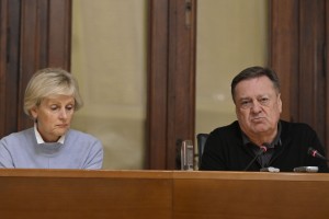 Jankovićeva sramota: 3600 otrok brez pediatra, direktorici pa nagrada