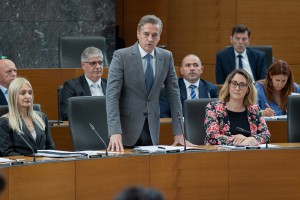 Anketa: Golob lovi Janšo?