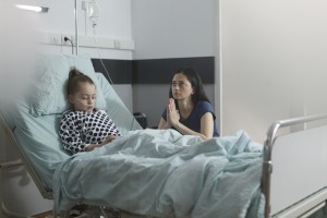 Gniloba zdravniške stroke: starši morajo zbirati denar za zdravljenje otrok