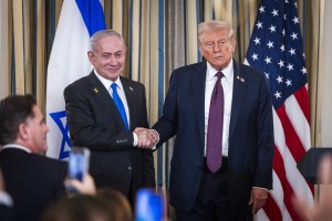 Trump predstavil načrt za mir v Gazi, Netanjahu ga je podprl
