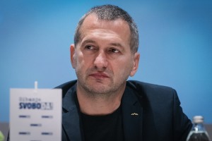 Anže Logar kupil svinčnike, šale in kravate pri bratu predsednika vlade