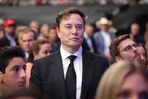 Elon Musk vreden skoraj 500 milijard dolarjev