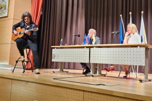 Klakočar Zupančič si o Boru ne upa pisati, zato mu raje kriči z odra