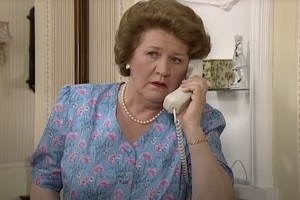 Umrla je Patricia Routledge, Slovencem poznana iz serije Fina gospa