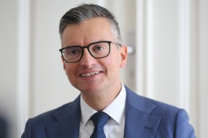 Imamo gospoda, ki se obnaša, kot da je sam klesal stalagmite in stalaktite