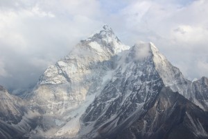 Na Everestu rešujejo okoli 200 ljudi, ki jih je zajela snežna nevihta