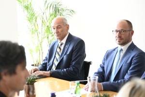 Janševe bonboniere: kako je pred volitvami obdaroval volivce