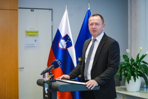 Šumi v javnem pismu Golobu: To gre preko meje dopustnega