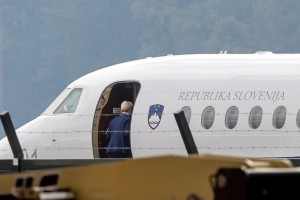 Več v zraku kot na tleh: predsednica poletela s falconom v Talin (FOTO)