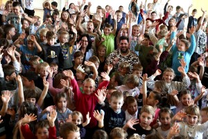 IZS z Boštjanom Gorencem – Pižamo obiskal nagrajeno OŠ Brežice