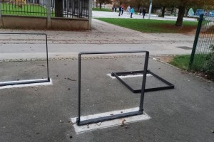 Nevarnost ostaja: Kovinska ovira, ki je v Kranju ubila psičko, znova stoji