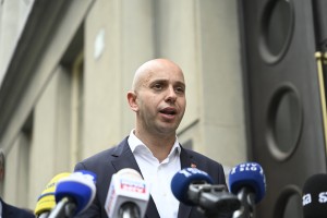 Napad na župana Ribnice: po "čudnih pogledih" udarec v zatilje
