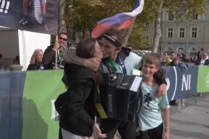 Anže Zavrl s harmoniko pretekel ljubljanski maraton