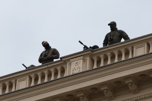 To so maskirani ostrostrelci, ki varujejo Goloba in goste (FOTO)