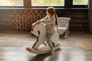 Lesena notranja igrala za otroke – toplina, gibanje, domišljija