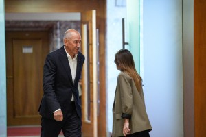 Anketa: zakaj se Janši pet mesecev pred volitvami smeji