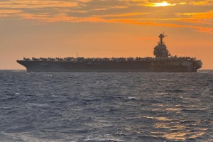 V Splitu strmijo: pred obalo zasidrana orjaška letalonosilka