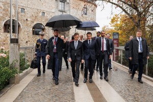 Zakaj so se opazno povečale plače Golobovih varnostnikov?