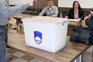 Nova anketa: teh osem strank bi prišlo v DZ