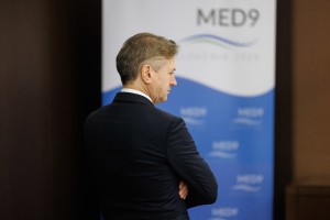 Golob je zbolel in odpovedal pot v Bruselj, zastopal ga bo Macron