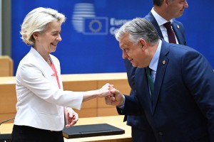 Dvojna merila Ursule von der Leyen: zakaj Orbanu gleda skozi prste