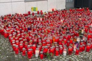 V koaliciji po smrtonosnem napadu v Novem mestu za odločen odziv pristojnih, a proti hujskaštvu