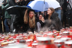 V Novem mestu gorijo sveče za Aleša (FOTO)