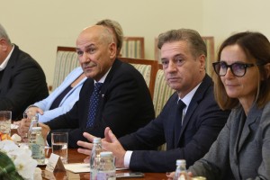 Operacija finale: obračun med Golobom in Janšo prihaja v sklepno fazo