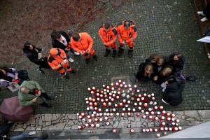 Levičarsko tiščanje glave v granitne kocke, na katerih je umiral Aco