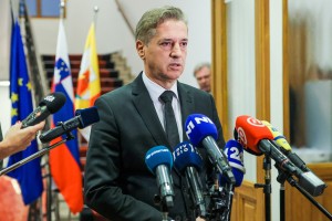 Golob predstavil Šutarjev zakon: dodatna pooblastila policiji