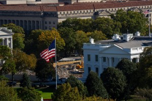 Trump z buldožerji v srce naroda: predsednikova obsedenost s plesno dvorano