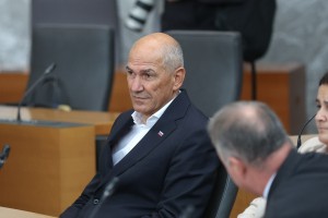 Janša udaril čez "butaste" ukrepe vlade