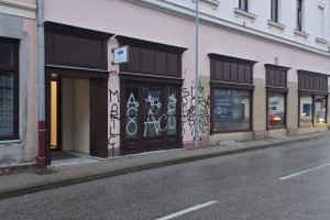 Vandali počečkali pročelje pisarne Gibanja Svoboda (FOTO)