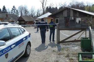 Hišne preiskave v romskem naselju, policija bližje strelcem iz Brezja?