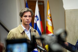 Ko celo levičar Mesec benti čez organizirani kriminal v romskih naseljih