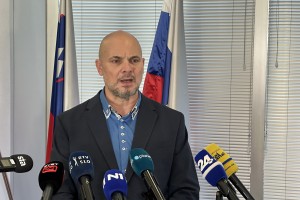 V romskem naselju Žabjak zasegli pištole in puški, oče in sin pridržana