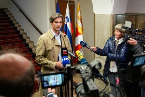 Kako je Luka Mesec pod Janševo vlado blokiral reševanje romske problematike