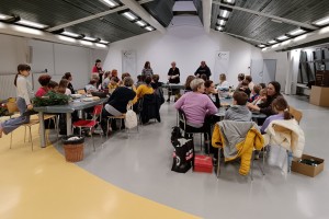 Prihajajoči adventni čas v dvorani brežiške knjižnice