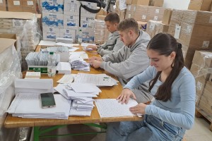 Pisma in slike drobne pozornosti v 4000 novoletnih paketih za starejše