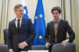 robert golob luka mesec.jpg