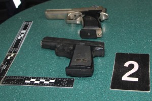 Osumljencu zasegli dve pištoli in ognjemetne izdelke