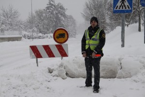Pod vplivom drog in otrokom v avtu večkrat trčil v varovalno ograjo