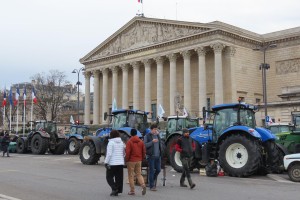 pariz traktorji protesti.jpg